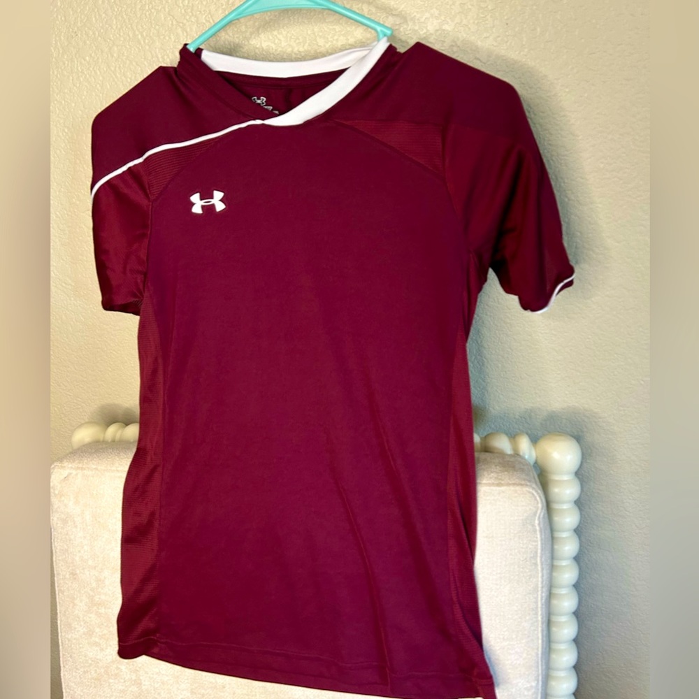 Under armour heat gear burgundy shirt